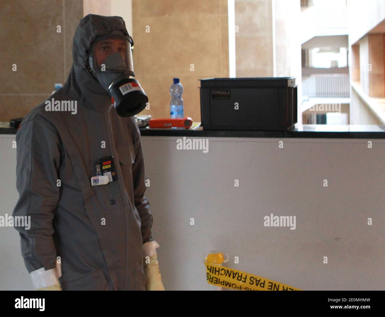 Alerte au palais de justice de Lyon, France, le 25 septembre 2012. Un peintre a lancé une petite peinture dans l'assemblage en criant qu'il était irradié dans l'uranium. Le tribunal a été immédiatement évacué et l'homme intercepté par la police fprces.UNE équipe de 28 pompiers spécialisés dans les risques radioactifs a procédé à l'analyse de sa peinture. Le minerai naturel n'était pas nocif. Photos de Vincent Dargent/ABACAPRESS.COM Banque D'Images