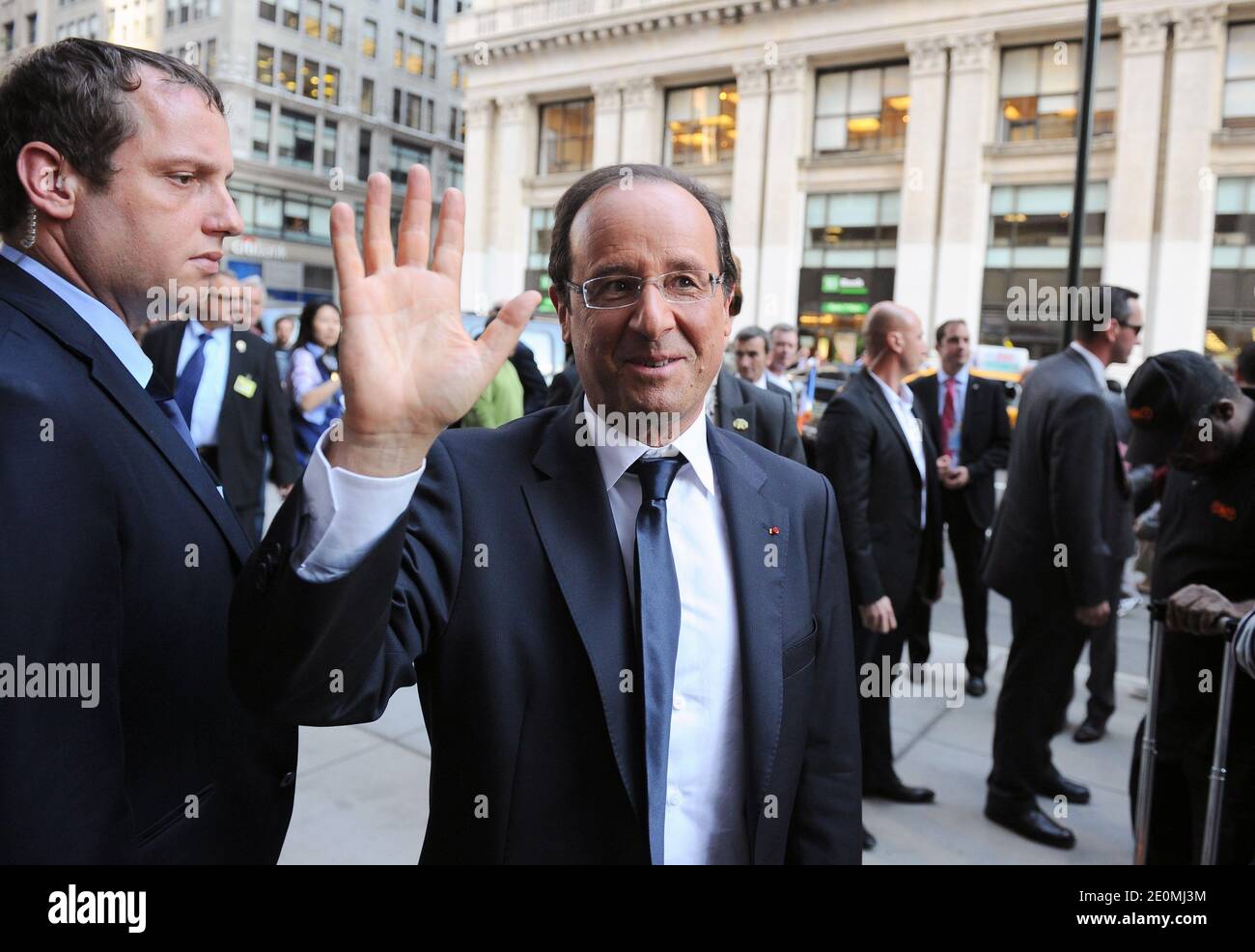 Le président français François Hollande et sa compagne Valérie Trierweiler arrivent à leur hôtel sur la Cinquième Avenue où Hollande a accueilli quelques touristes français à New York, NY, USA, le 25 septembre 2012. Photo de Dessalles-Guerin/ABACAPRESS.COM Banque D'Images