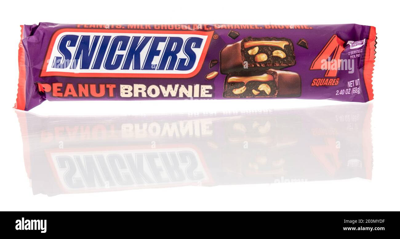 Winneconne, WI -1 janvier 2021: Un paquet de la barre de bonbons au brownie aux arachides de Snickers sur un fond isolé. Banque D'Images