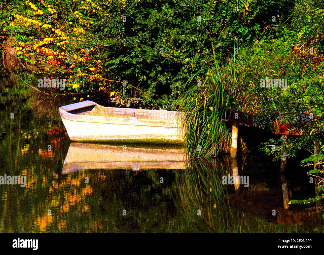 Image d'un bateau blanc dans un canal juste à l'extérieur La ville de Saint-Just-Luzac Banque D'Images