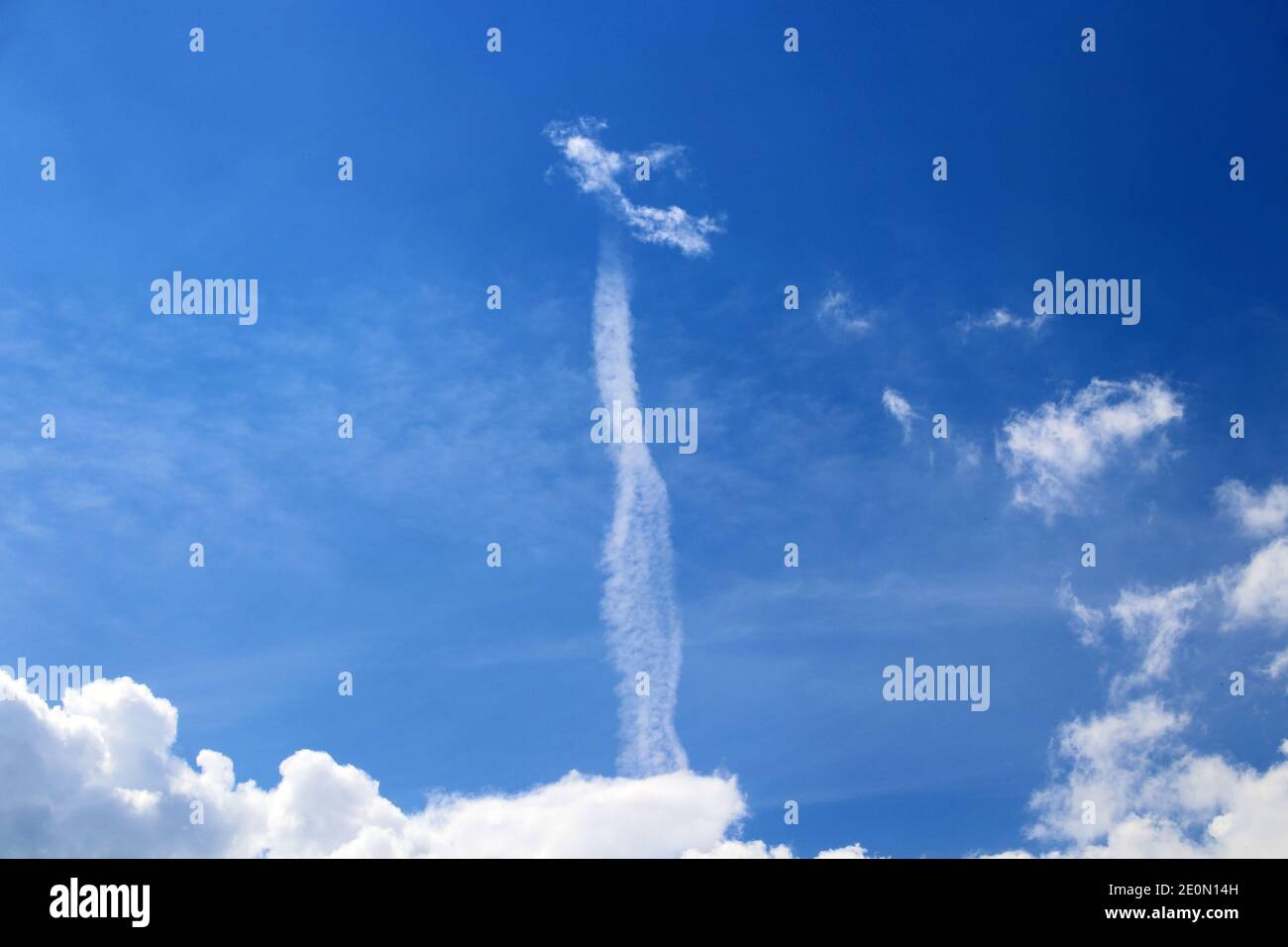 Un nuage dans le ciel ressemble à un vol de figure élevée Banque D'Images