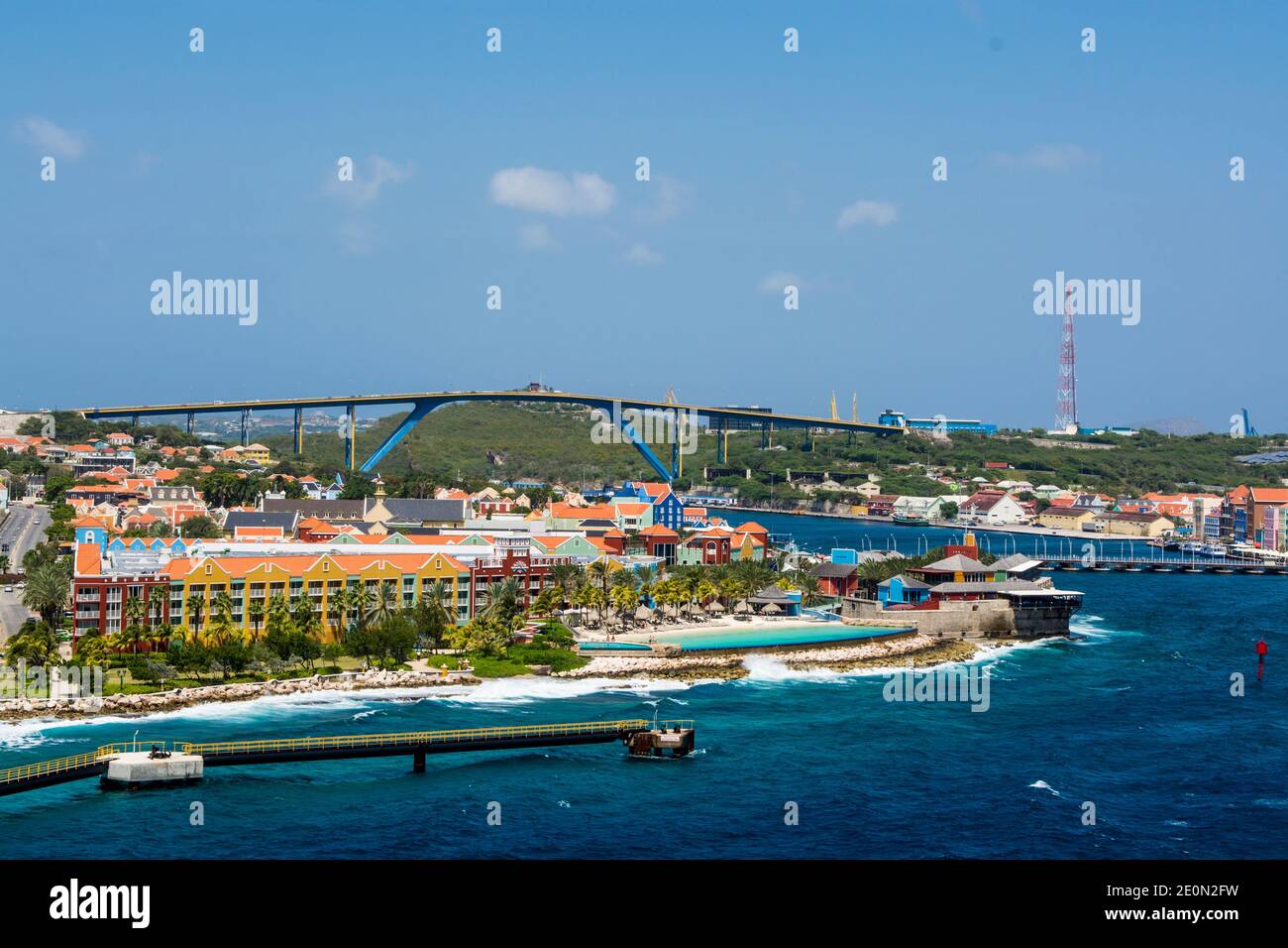 Vue aérienne de la capitale Willemstad avec le pont de la reine Juliana, Curaçao. Banque D'Images