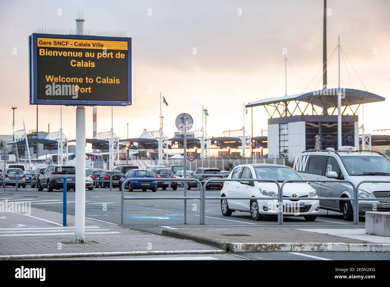 Paris, France. 1er janvier 2021. Photo prise le 1er janvier 2021 montre le port de Calais en France. La Grande-Bretagne et l'Union européenne (UE) ont entamé un nouveau chapitre dans leurs relations avec la fin de la période de transition du Brexit à 2300 GMT jeudi. Credit: Sebastien Courdji/Xinhua/Alay Live News Banque D'Images