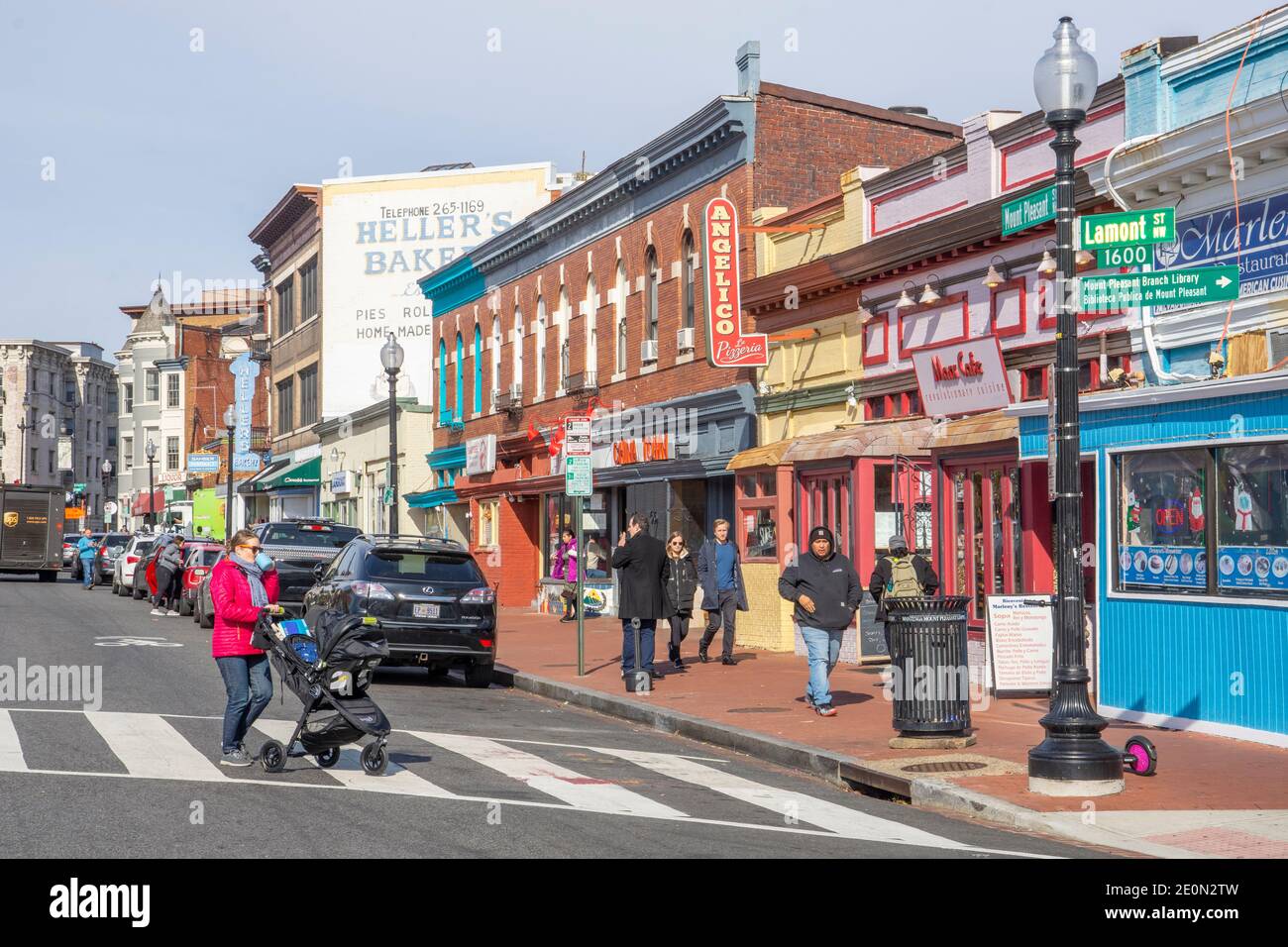 Washington DC 11 19 2019. Mt Pleasant St NW est « main Street » dans le quartier Mt Pleasant de Washington, DC. Banque D'Images