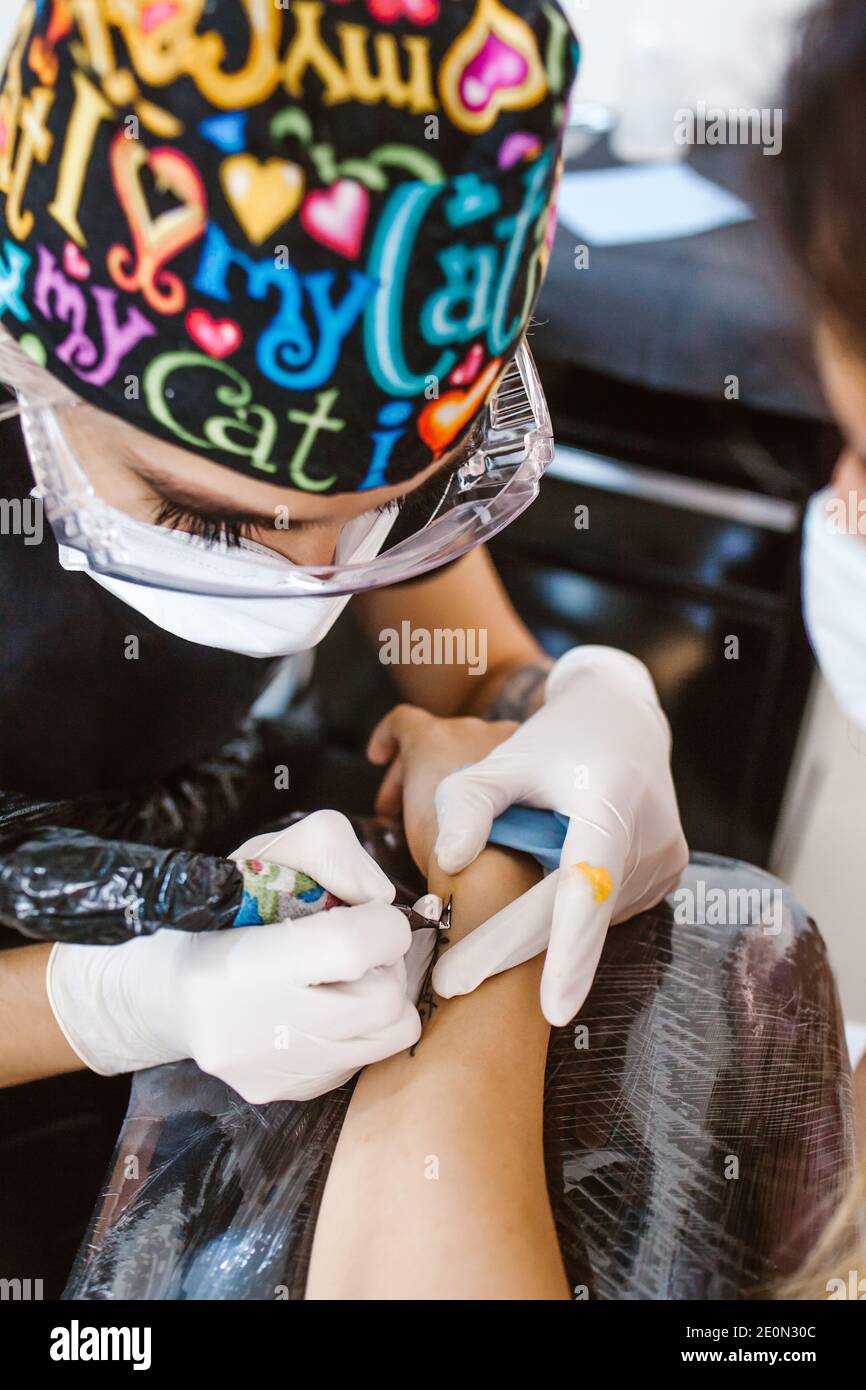 maître de tatouage de femme latine montrant un processus de tatouage de création À Mexico Banque D'Images