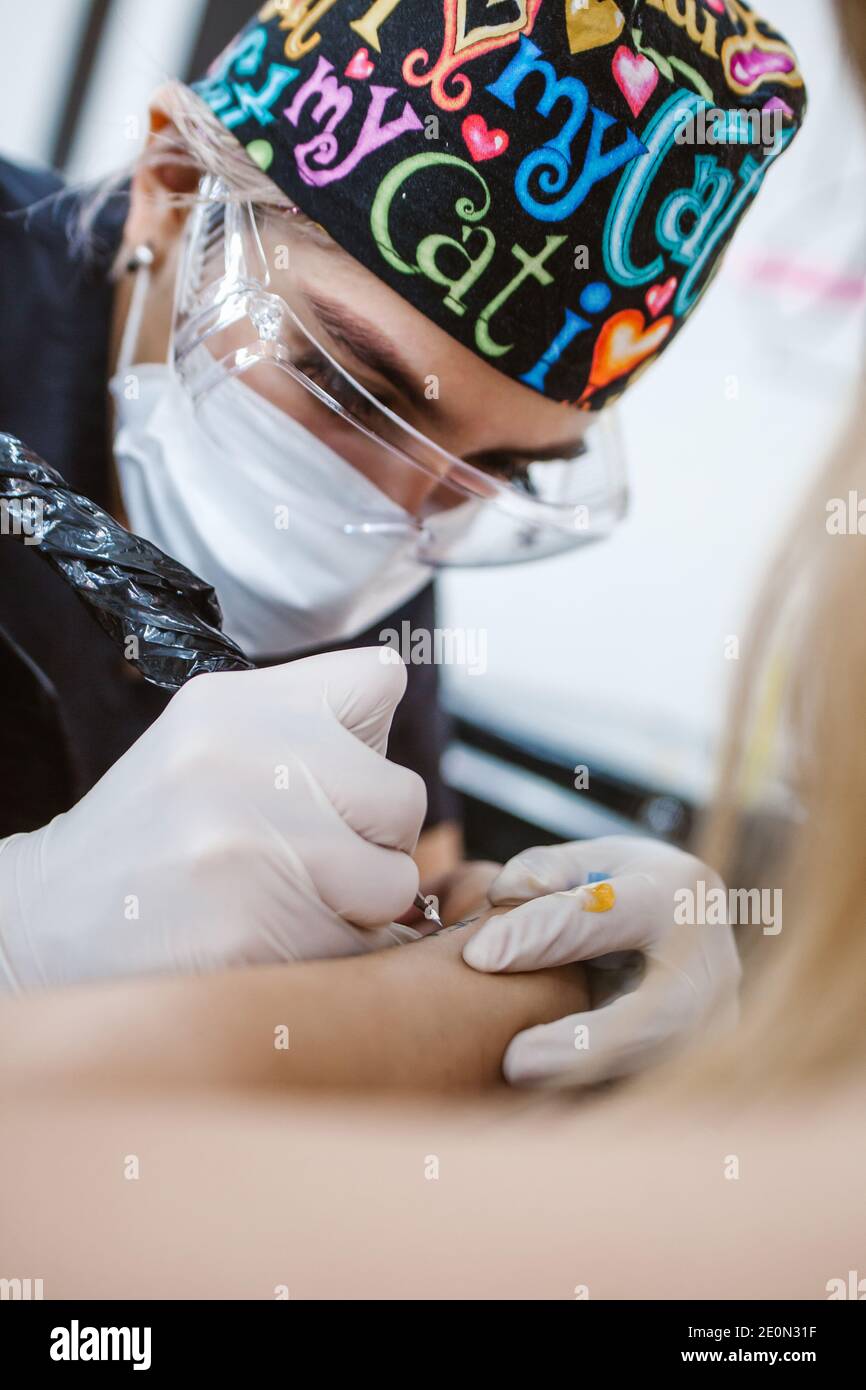 maître de tatouage de femme latine montrant un processus de tatouage de création À Mexico Banque D'Images