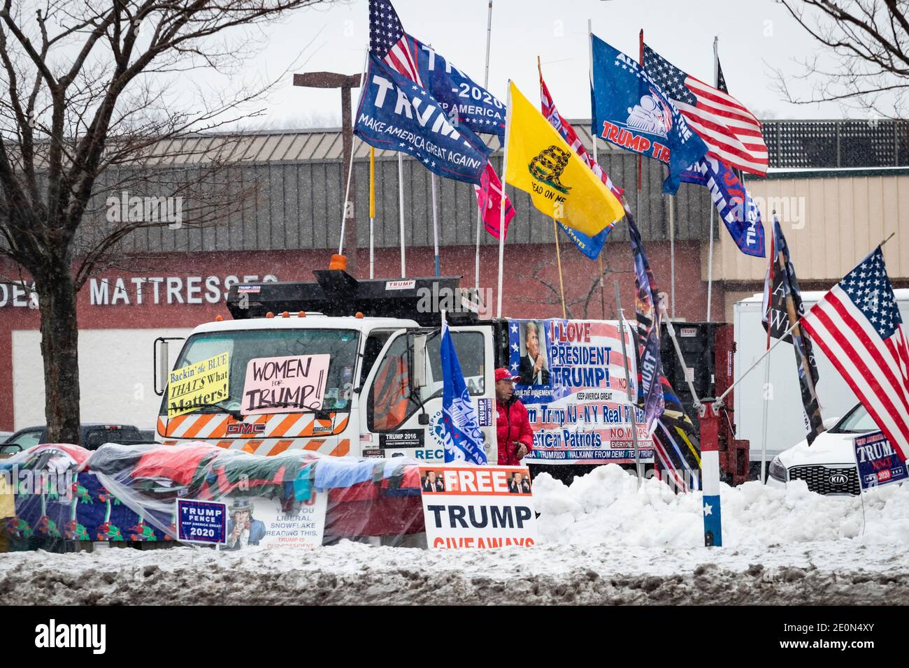 Le soutien de Trump dans la neige froide de l'hiver continue de protester La perte de Trump à l'élection présidentielle de 2020 Banque D'Images Le soutien de Trump dans la neige froide de l'hiver continue de protester La perte de Trump à l'élection présidentielle de 2020 Banque D'Images