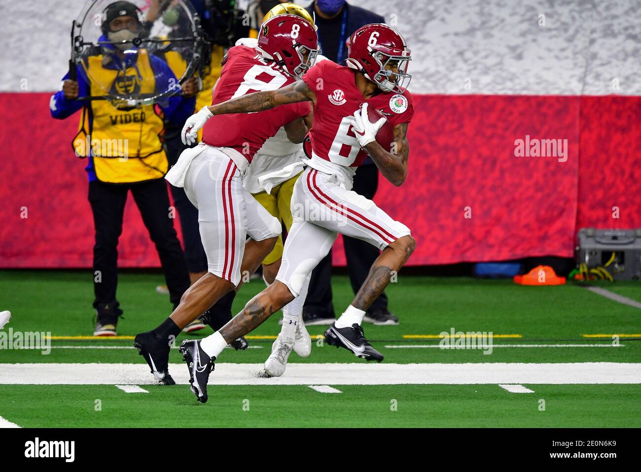 Arlington, Texas, États-Unis. 1er janvier 2021. Le récepteur large de Tide cramoisi d'Alabama DeVonta Smith (6) capture un laissez-passer pour un touchdown comme le récepteur large de Tide cramoisi d'Alabama John Metchie III (8) blocs dans un match entre le Tide cramoisi d'Alabama et le combat irlandais de notre Dame du jeu de football de Rose Bowl semi-fin 2021 de la PCP présenté par Capital One au STADE AT&T à Arlington, Texas, 1er janvier 2021. Manny Flores/CSM crédit : CAL Sport Media/Alay Live News Banque D'Images