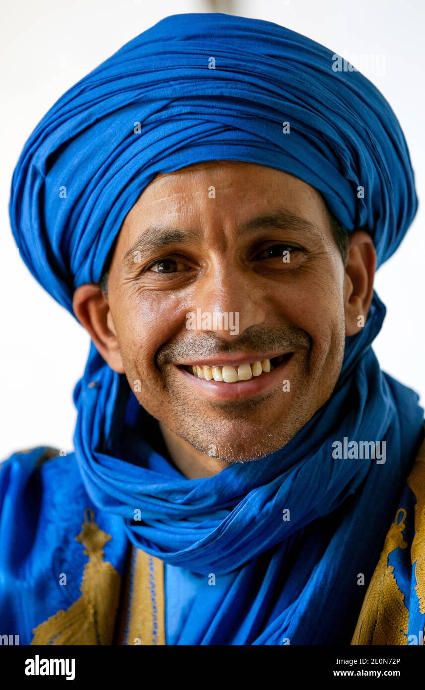 Portrait d'un berbère vêtu de robes traditionnelles à Rissani. Rissani est une ville de la province d'Errachidia, dans l'est du Maroc, située près d'Erfoud. Banque D'Images