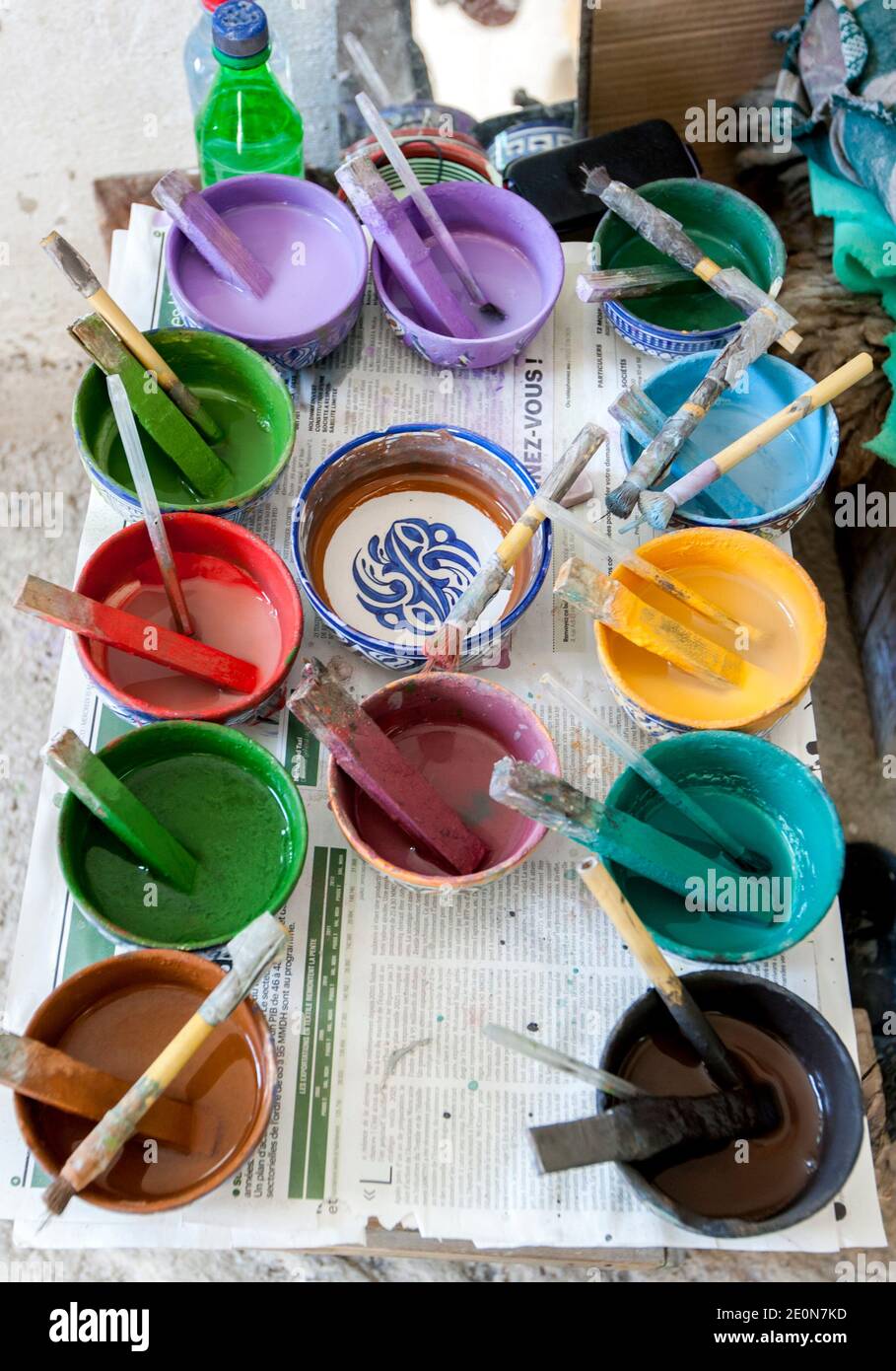 Une variété colorée de pots de peinture à l'usine Art Naji à Fès, au Maroc. Les peintures sont utilisées pour peindre à la main des ornements en céramique. Banque D'Images