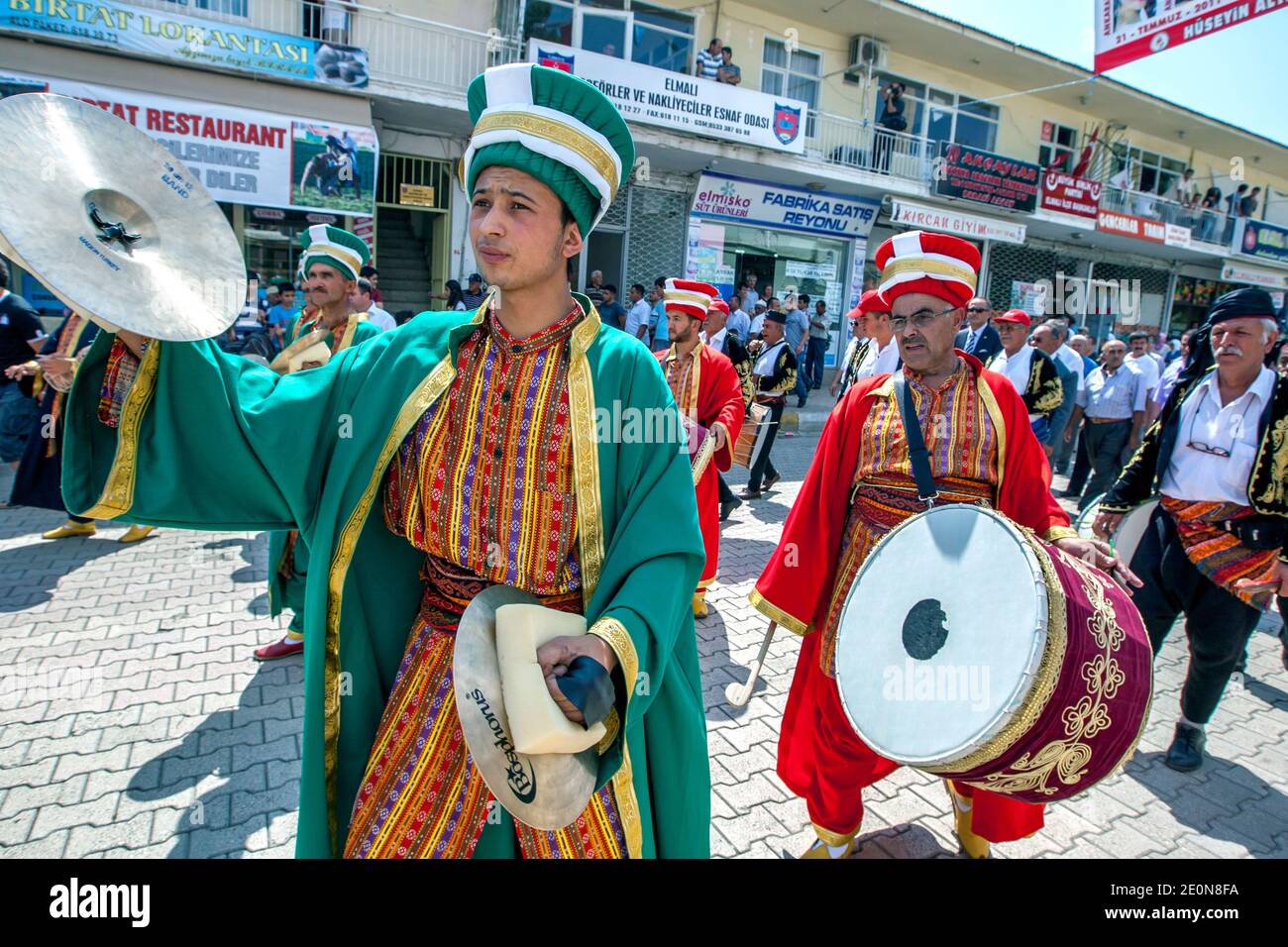 Une parade cérémonielle a lieu dans la rue principale d'Elmali avant le début du festival de la Wrestling du pétrole turc d'Elmali en Turquie. Banque D'Images