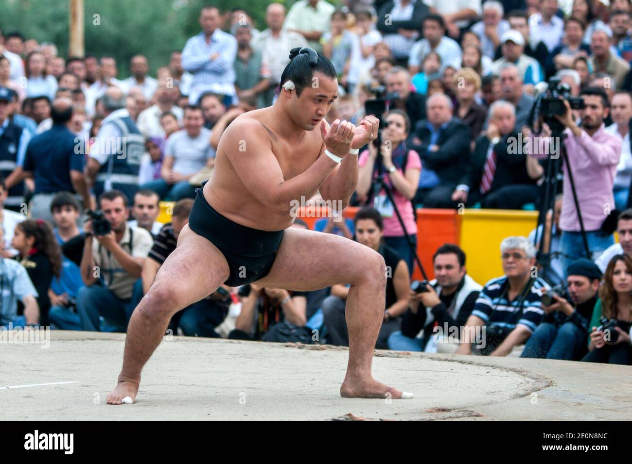 Un lutteur sumo se prépare à la bataille lors d'une exposition à Edirne en Turquie. Une foule de Turcs sont rassemblés pour assister à l'exposition Banque D'Images Un lutteur sumo se prépare à la bataille lors d'une exposition à Edirne en Turquie. Une foule de Turcs sont rassemblés pour assister à l'exposition Banque D'Images