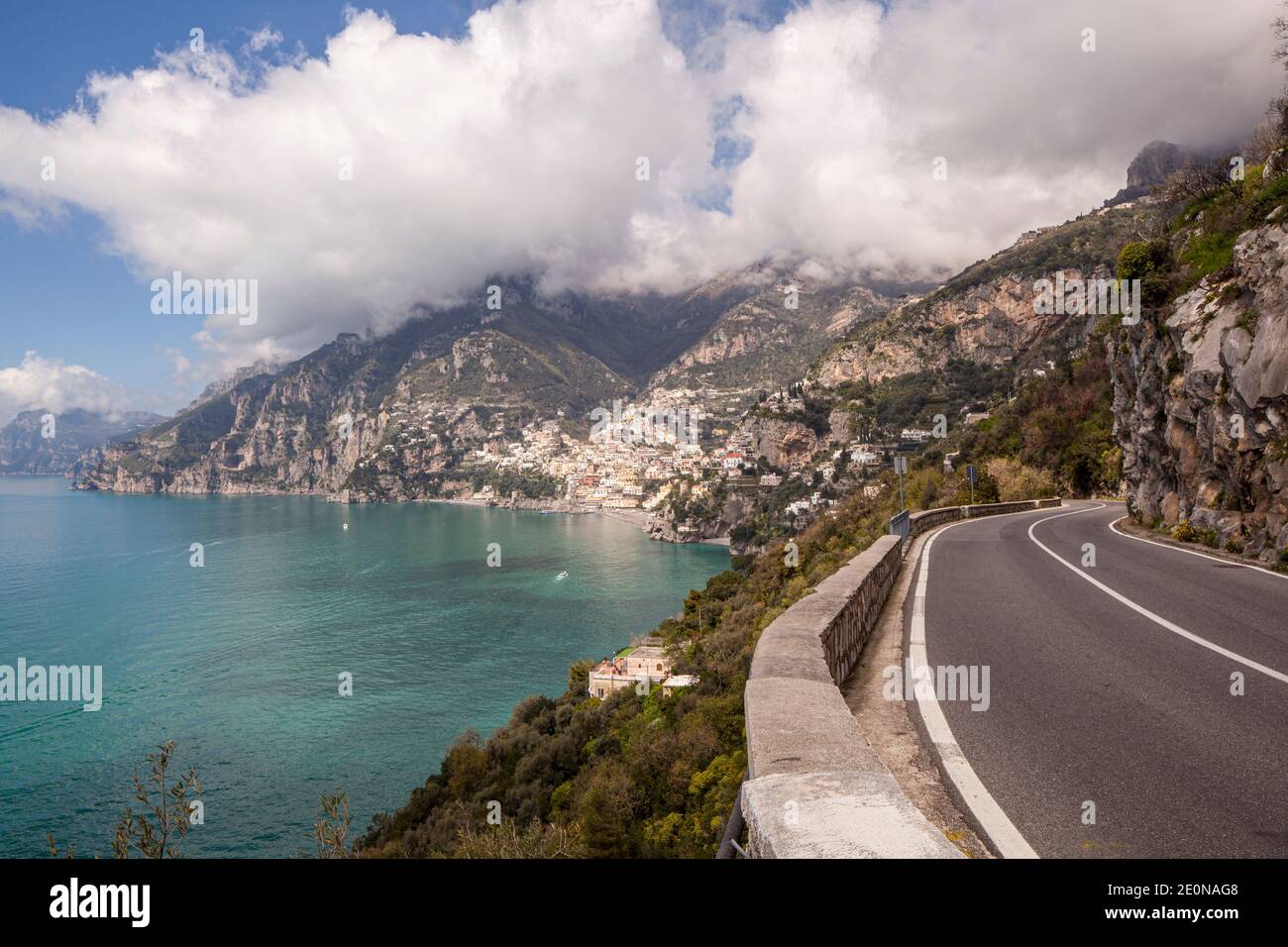 La spectaculaire SS163 Amalfi Coast Road, le long de la mer Tyrrhénienne, en direction de Positano, en Italie Banque D'Images