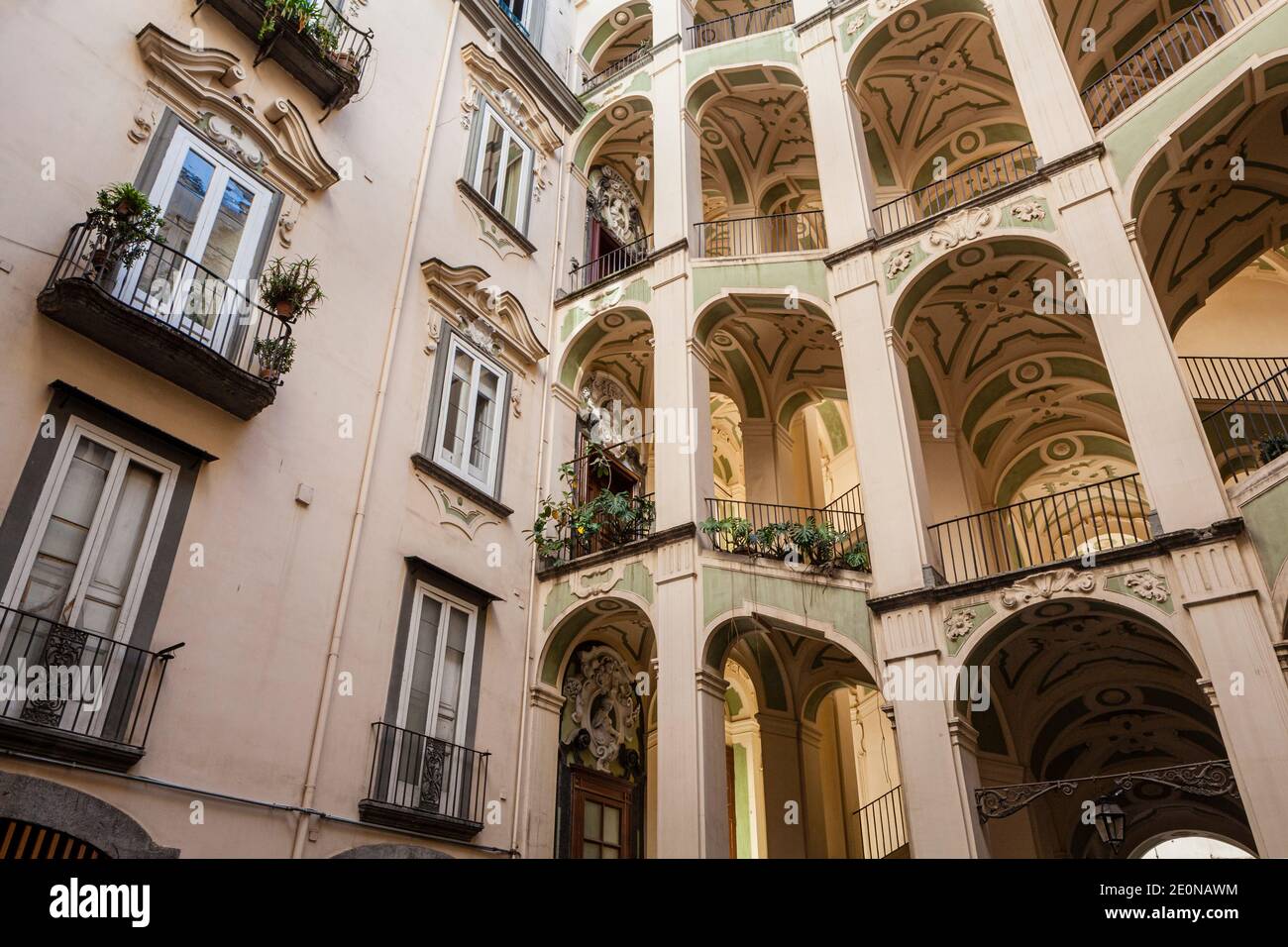 Le Palazzo espagnol, connu sous le nom de Palazzo dello Spagnolom en italien, est un palais d'architecture remarquable à Naples, en Italie Banque D'Images