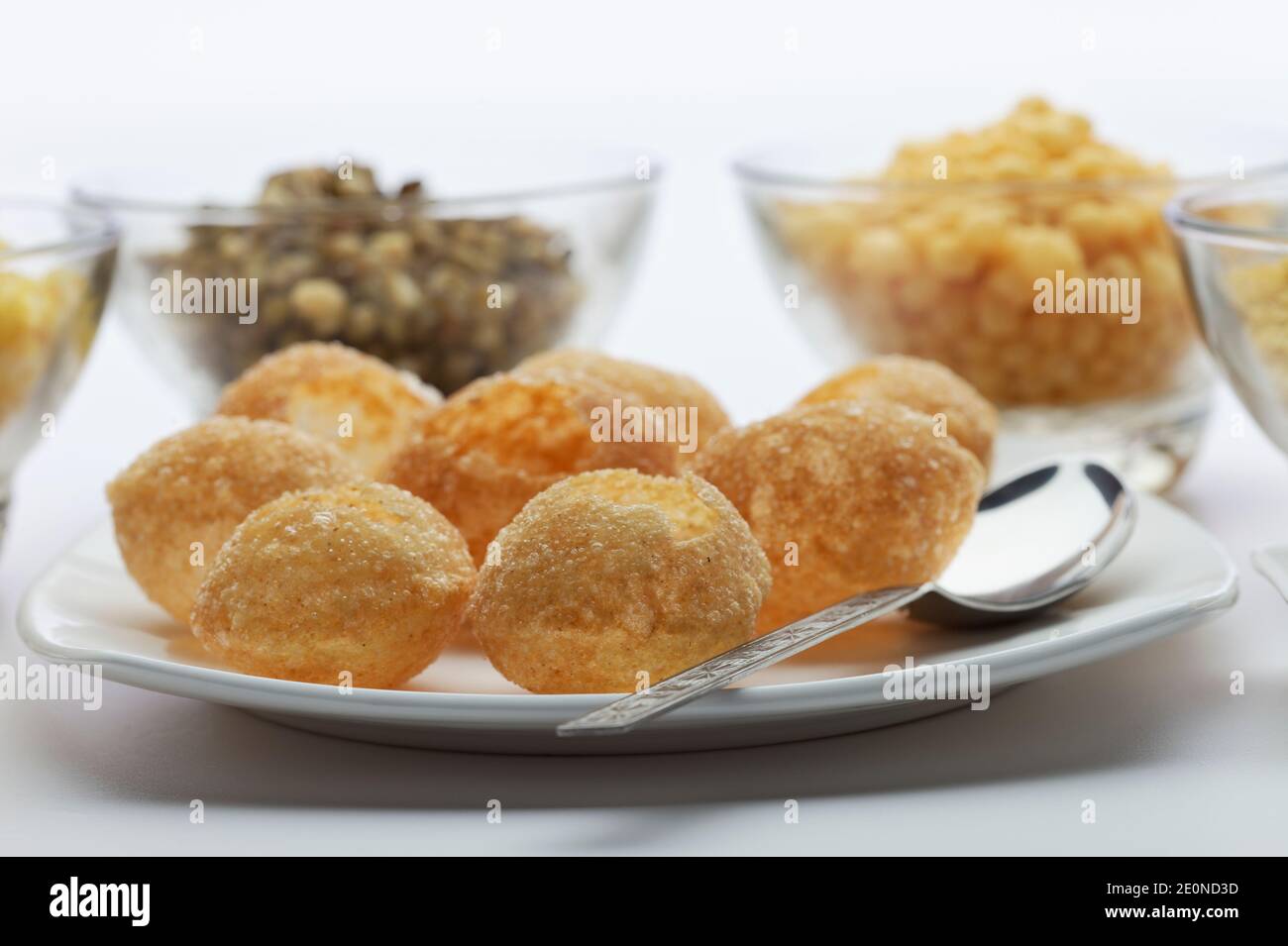 Dahi Batata Puri - en-cas de chaat indien à la sauce piquante, pain frit, légumes, caillé, pomme de terre et sev. Banque D'Images