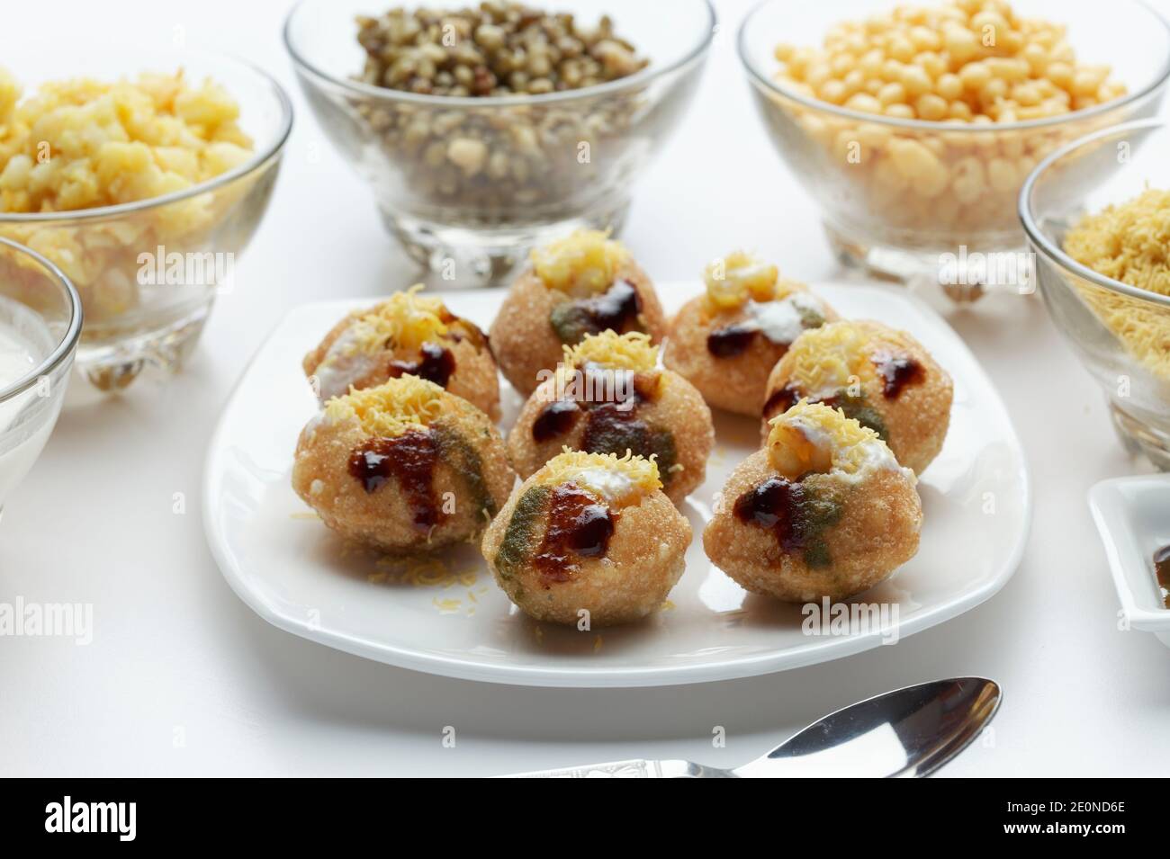 Dahi Batata Puri - en-cas de chaat indien à la sauce piquante, pain frit, légumes, caillé, pomme de terre et sev. Banque D'Images