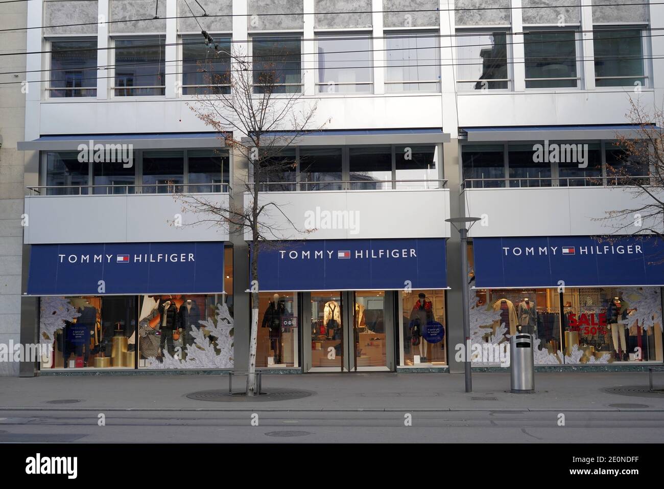 Zurich, Suisse - 20 12 2020: Tommy Hilfiger boutique à Zurich Suisse. Maison de mode américaine. Banque D'Images