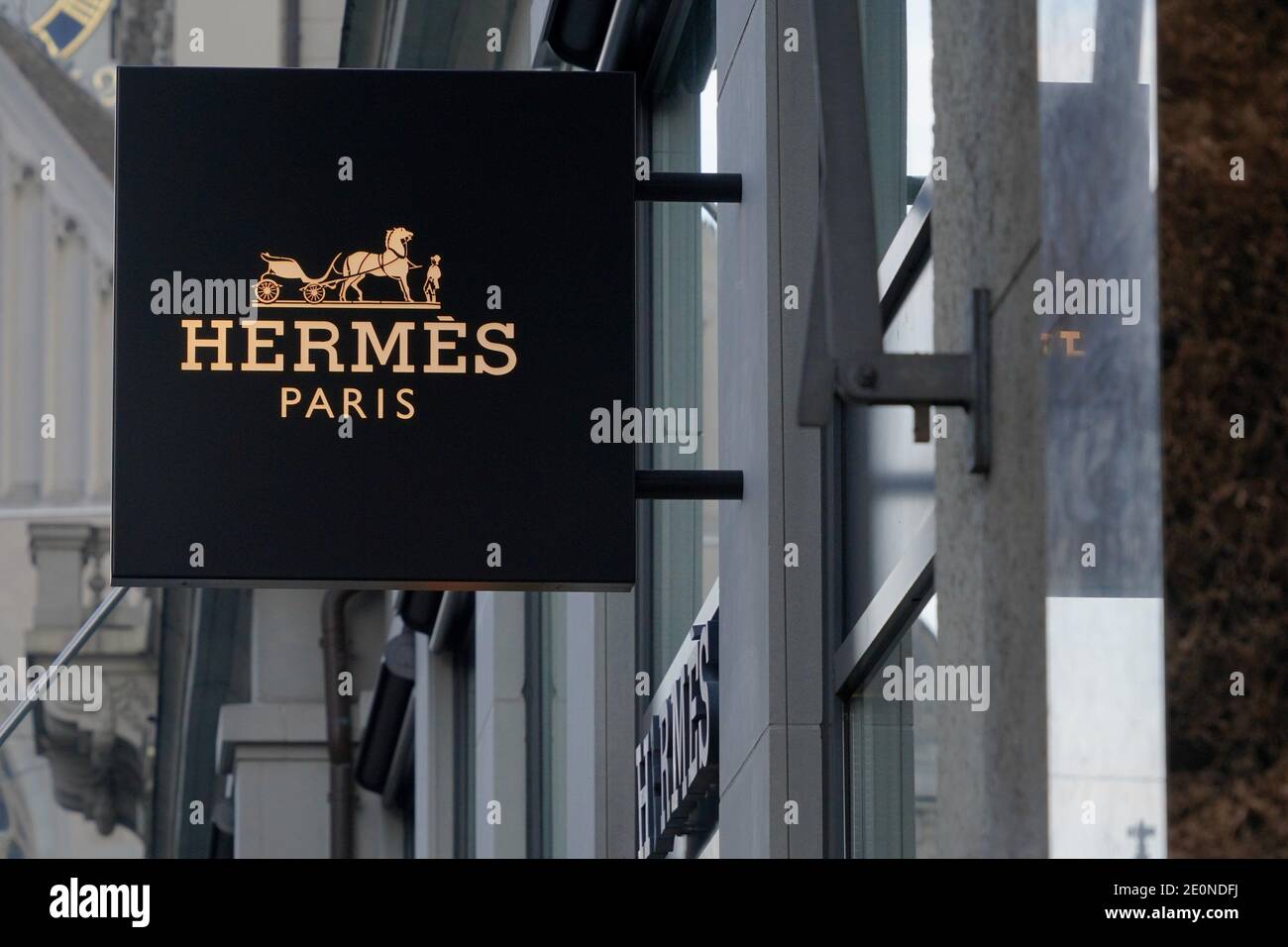 Shield of Hermes boutique, fabricant français de produits de luxe, dans le centre-ville de Zurich en Suisse. Il y a le logo d'un Duc Carriage et d'un cheval. Banque D'Images
