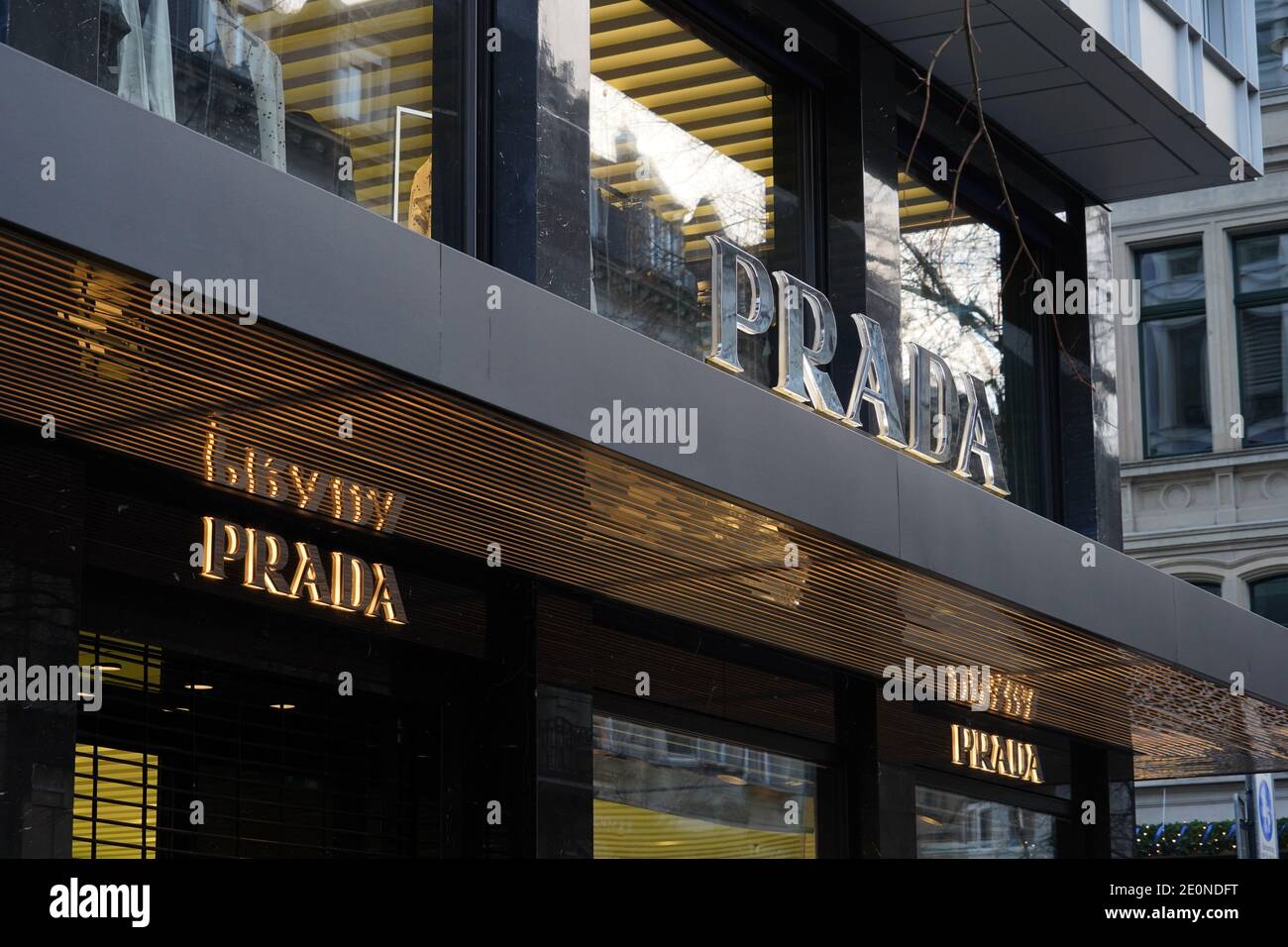Entrée de la boutique Prada à Zurich en Suisse. La maison de mode italienne est célèbre pour les sacs à main en cuir, les accessoires de voyage, les chaussures, prêt-à-porter. Banque D'Images