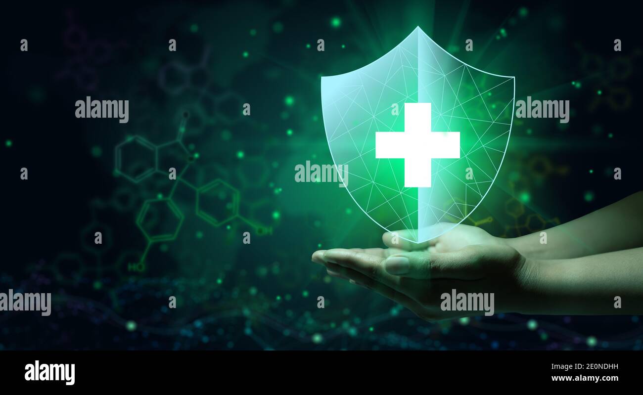 Main tenant le symbole de la protection de la santé avec la carte du monde et l'arrière-plan de la chimie organique. Concept de soins de santé et de protection de la santé. Copier l'espace. Banque D'Images Main tenant le symbole de la protection de la santé avec la carte du monde et l'arrière-plan de la chimie organique. Concept de soins de santé et de protection de la santé. Copier l'espace. Banque D'Images