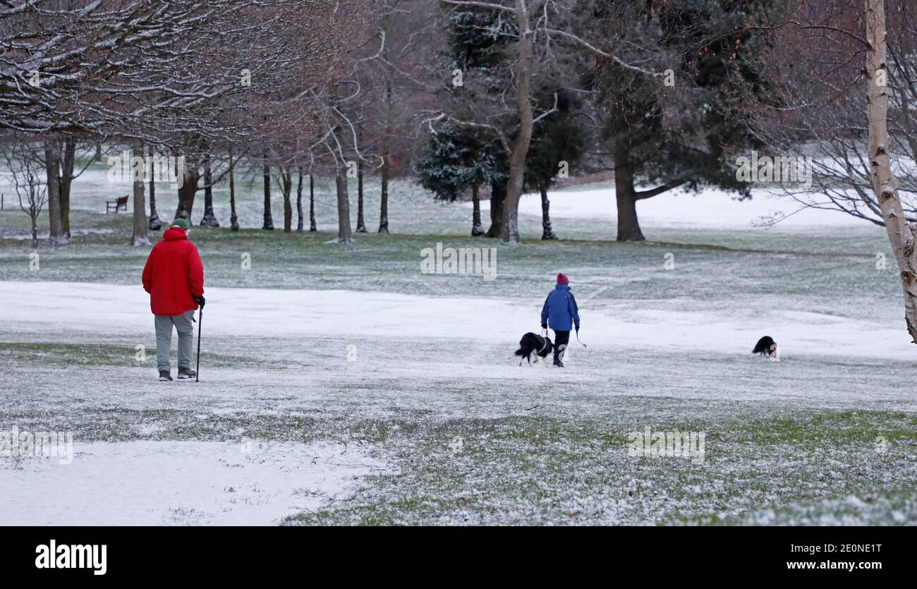 Duddingston, Édimbourg, Écosse, Royaume-Uni. 2 décembre 2021. Une chute de neige tôt le deuxième jour de l'année a donné à ce terrain de golf un joli regard de vin. Température moins 2 centigrades. Crédit : Arch White/Alamy Live News. Banque D'Images