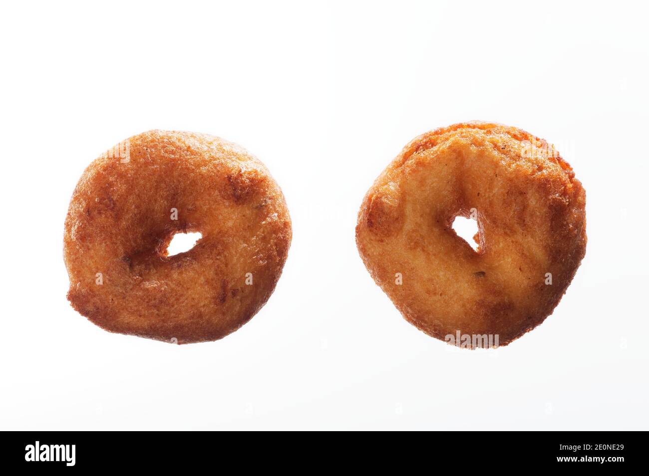 MEDU Vada, également connu sous le nom de vadai, Medu vada, ama ou vade, est une collation savoureuse de l'Inde du Sud, en forme de beignet et faite de dal, de lentille ou de potat Banque D'Images