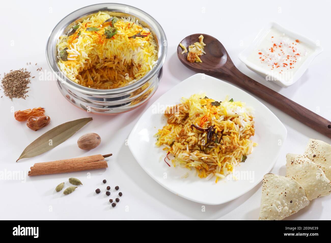 Handi biryani végétarien avec feuilles de menthe pudina et safran pot Banque D'Images