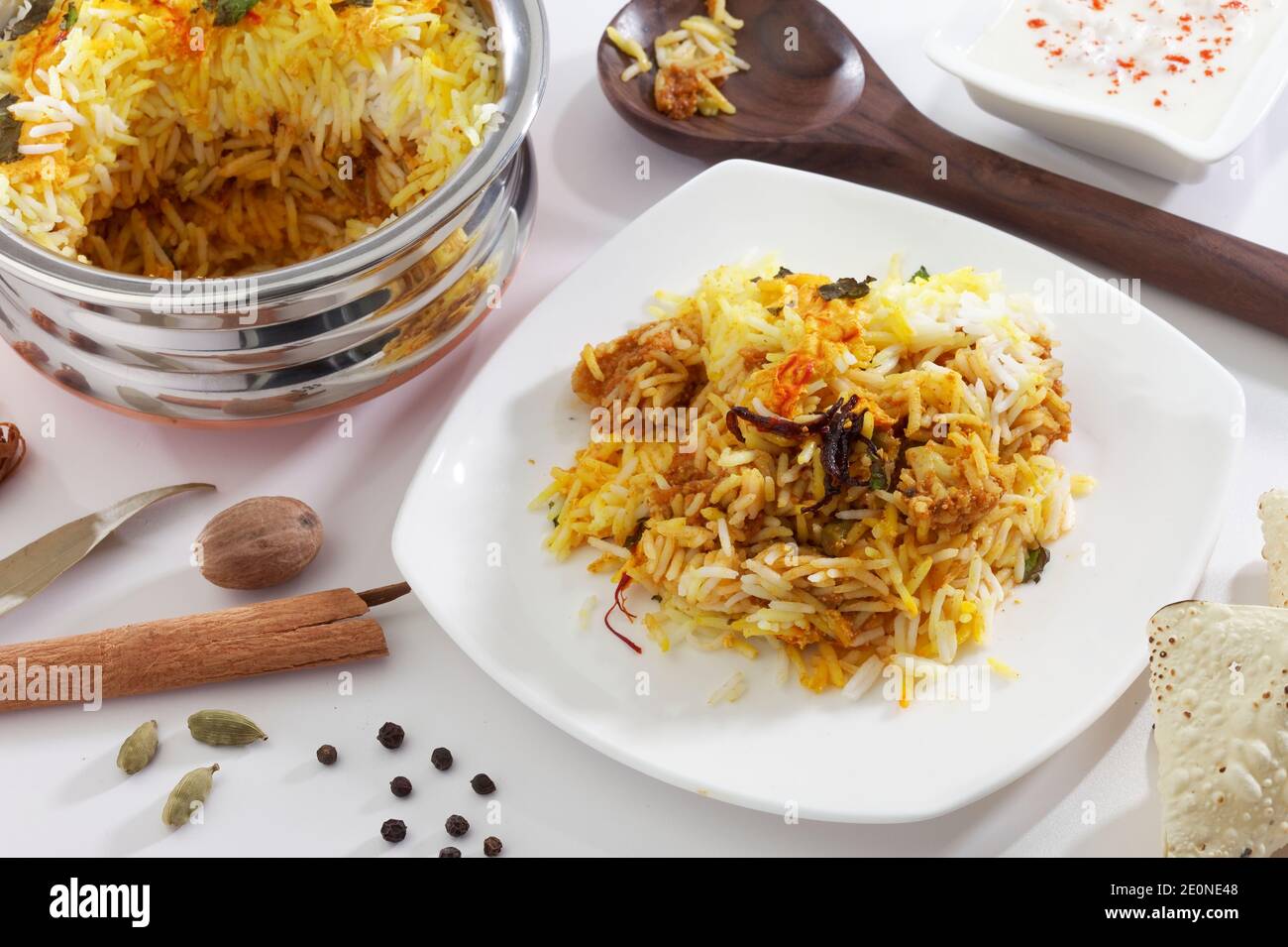 Handi biryani végétarien avec feuilles de menthe pudina et safran pot Banque D'Images