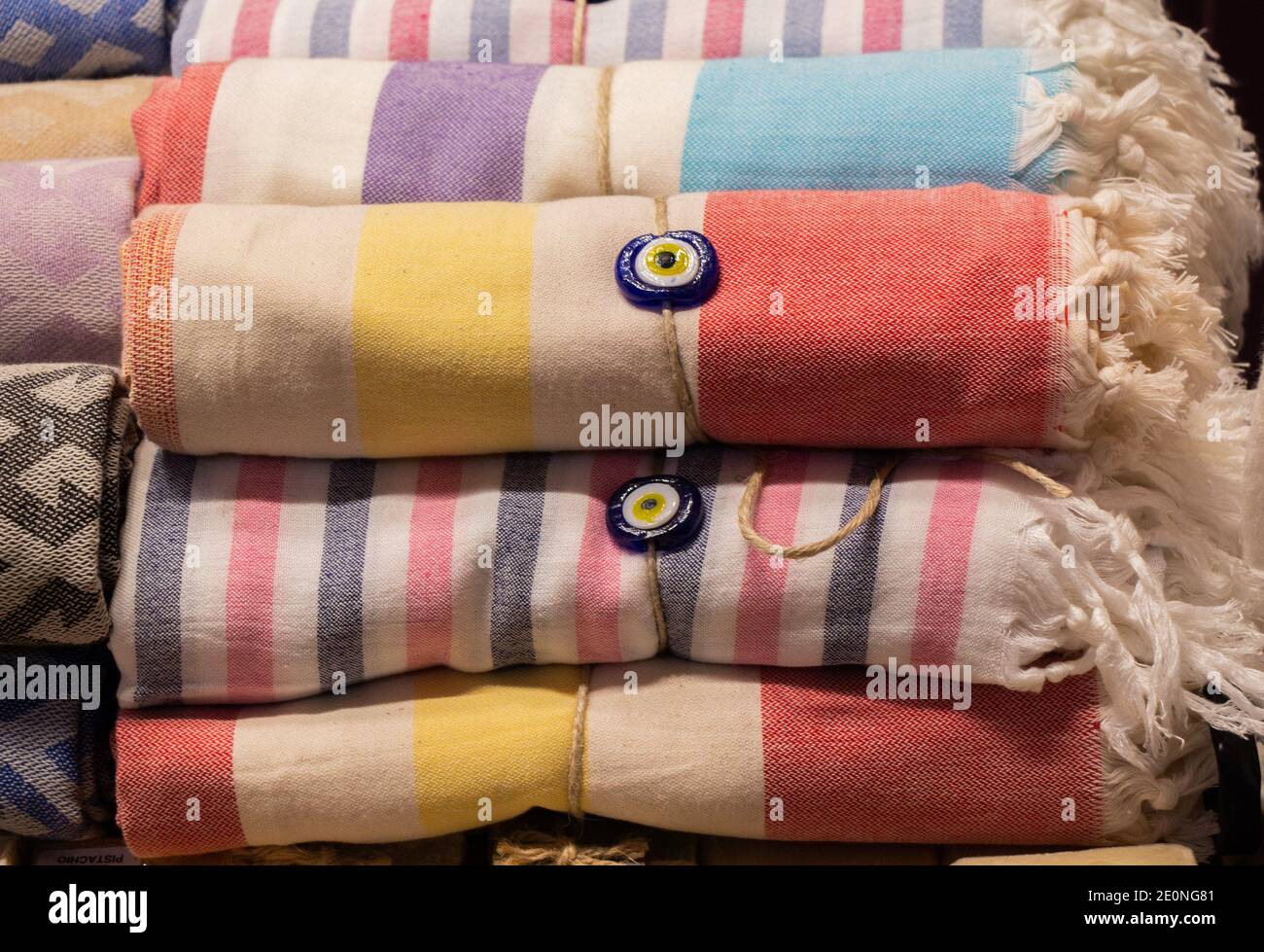 Pile de serviettes de bain turques connues sous le nom de Loinclothes de  Hamam Pestemal Photo Stock - Alamy