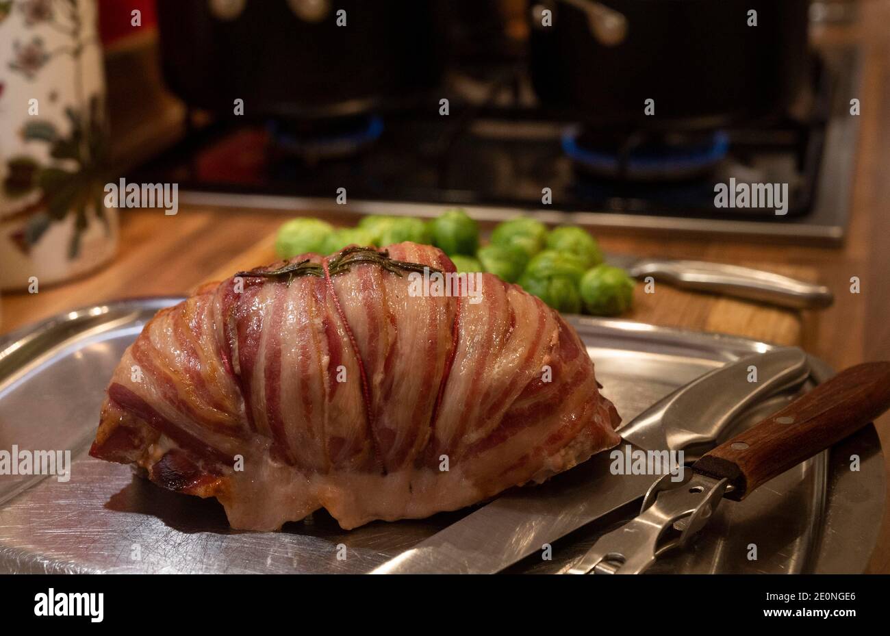 Trois rôtis d'oiseaux de Pheasant, Partridge & Pigeon de Marks & Spencer avec une farce de porc, de pomme et de Calvados et enveloppés dans du bacon Banque D'Images