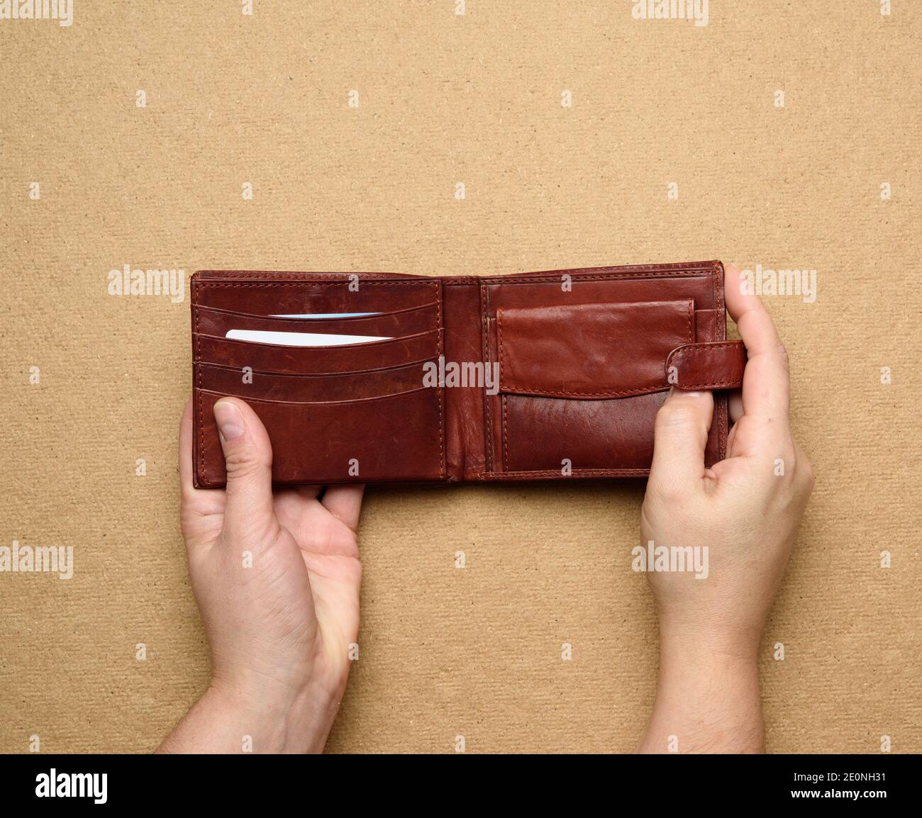 deux mains de femme tiennent le portefeuille ouvert en cuir marron pour  l'argent, vue du dessus Photo Stock - Alamy
