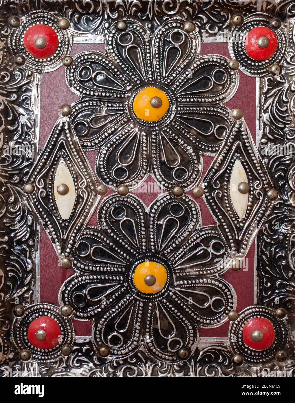 Décoration marocaine en laiton dans le mobilier. Richement décorées. Banque D'Images