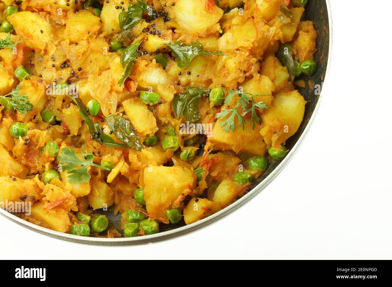 préparation de pommes de terre épicées cuites avec d'autres légumes comme l'oignon et les pois verts à farcer dans le masala dosa. Banque D'Images