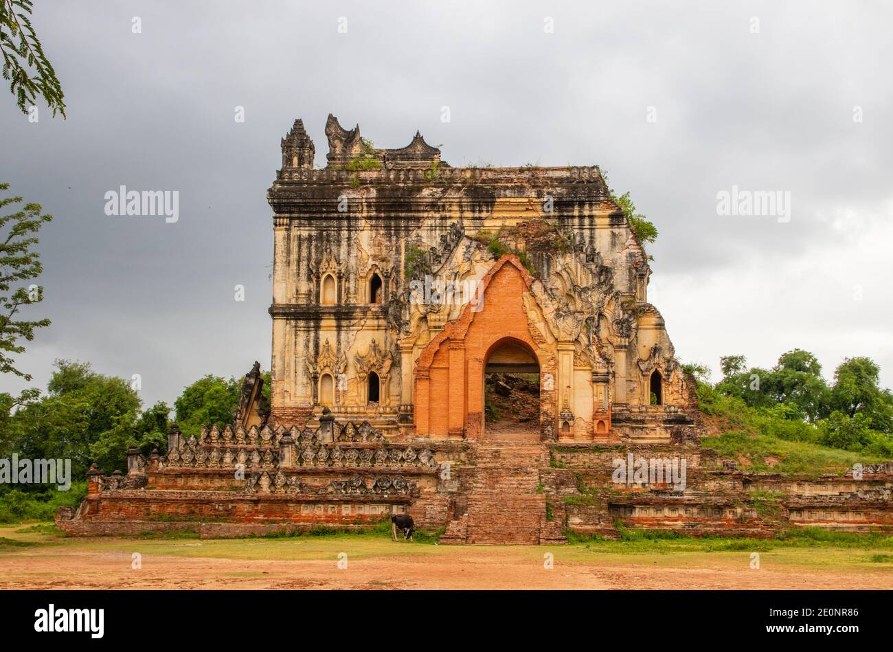 Ruines du temple dans la vieille ville royale d'Inwa Ava Près de Mandalay Myanmar Birmanie Asie du Sud-est Banque D'Images