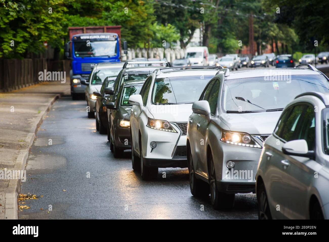 RIGA, LETTONIE. 13 août 2020. Photo à mise au point sélective. Embouteillage dans la ville de Riga. Banque D'Images