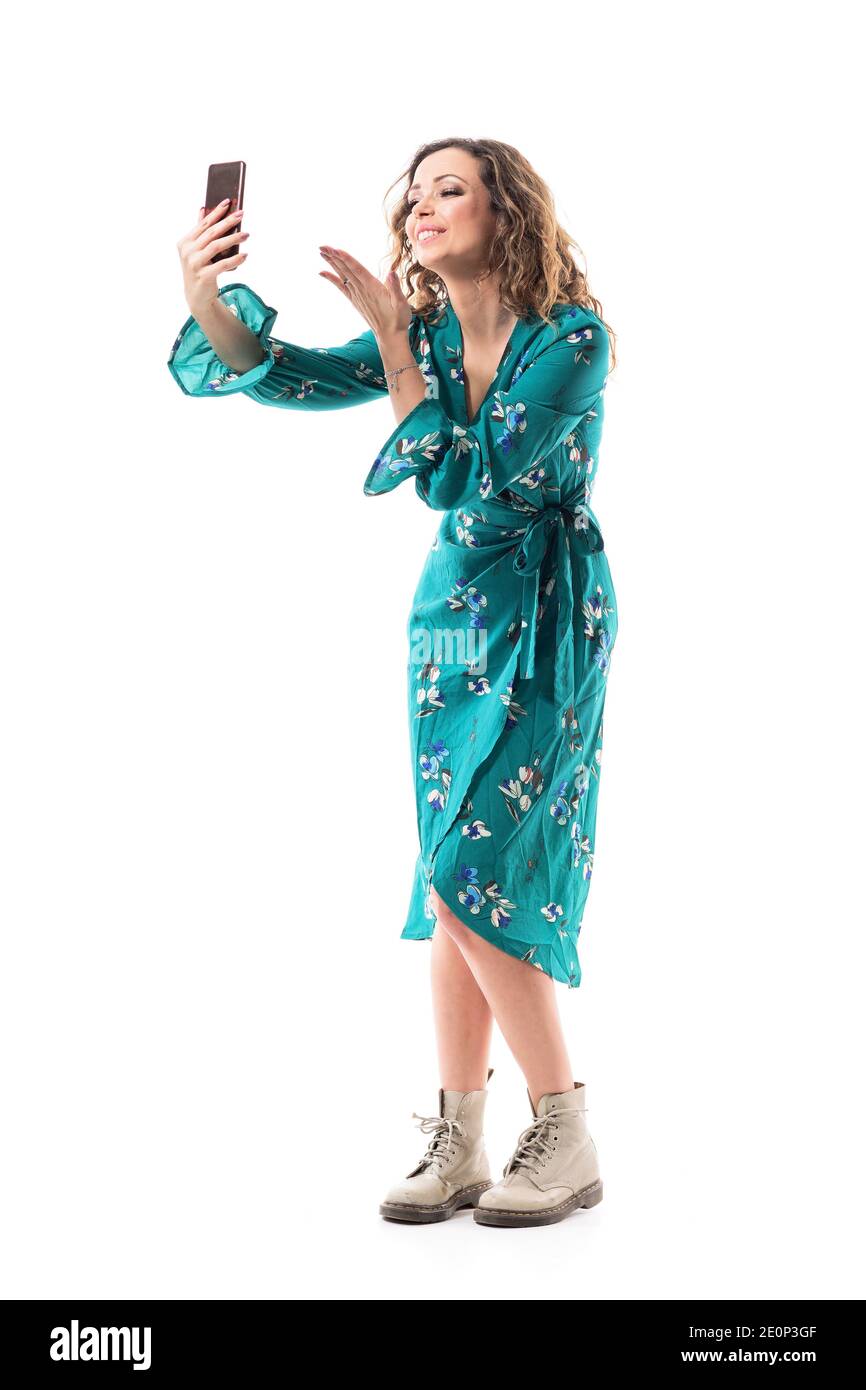 Bonne Jeune Belle Femme En Robe Envoi De L Amour Et Des Baisers Au Telephone Cellulaire Selfie Video Longueur Totale Du Corps Isolee Sur Fond Blanc Photo Stock Alamy