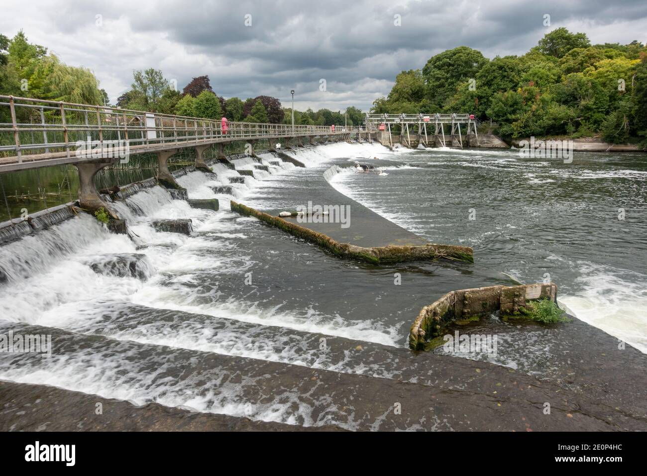 Le déversoir sur la Tamise à côté de Ray Mill Island, River Thames, Maidenhead, Berkshire, Royaume-Uni. Banque D'Images