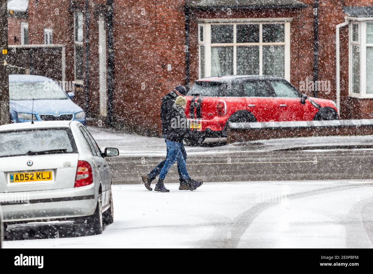 Cradley Heath, West Midlands, Royaume-Uni. 2 janvier 2020. La neige tombe en quantité significative sur Cradley Heath, West Midlands, attrapant les gens qui marchent. Crédit : Peter Lophan/Alay Live News Banque D'Images
