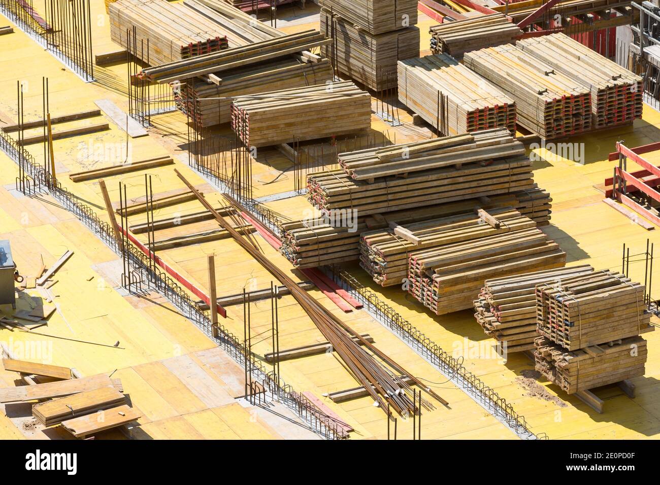 vue aérienne du chantier de construction avec poutres en coffrage empilées Banque D'Images