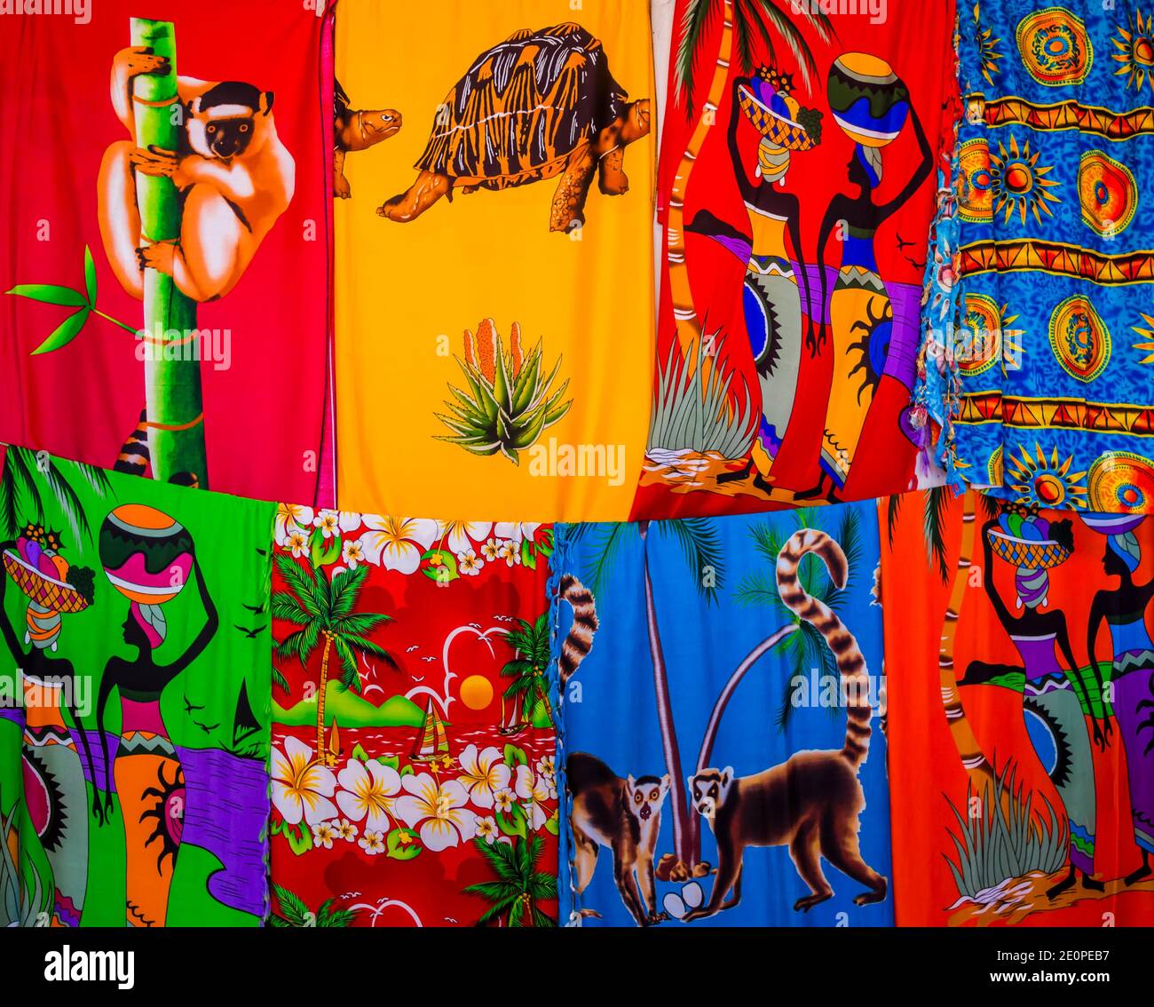 Exposition de paréo ethnique multicolore avec des sujets traditionnels, marché Antananarivo, Madagascar Banque D'Images