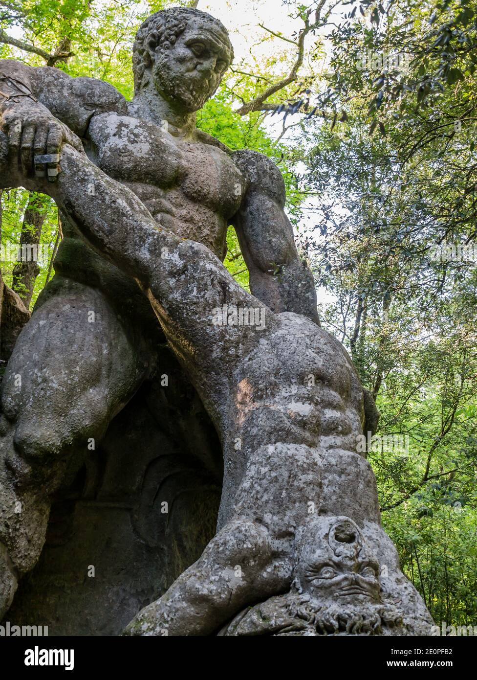 Immense sculpture représentant Hercules Fighting Cacus, Sacred Grove, Bomarzo Gardens, province de Viterbo, Latium, Italie Banque D'Images