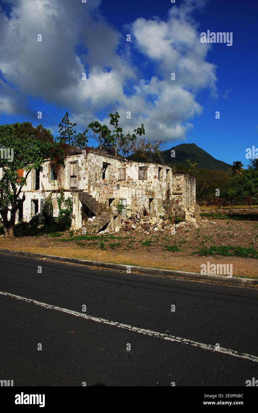 Caraïbes: Îles Leeward: Saint-Kitts-et-Nevis: Nevis: Bâtiment abandonné Banque D'Images