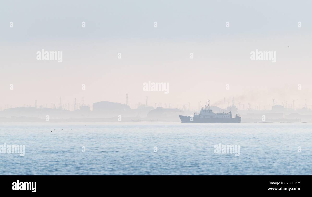 Petit navire en haute mer Banque D'Images