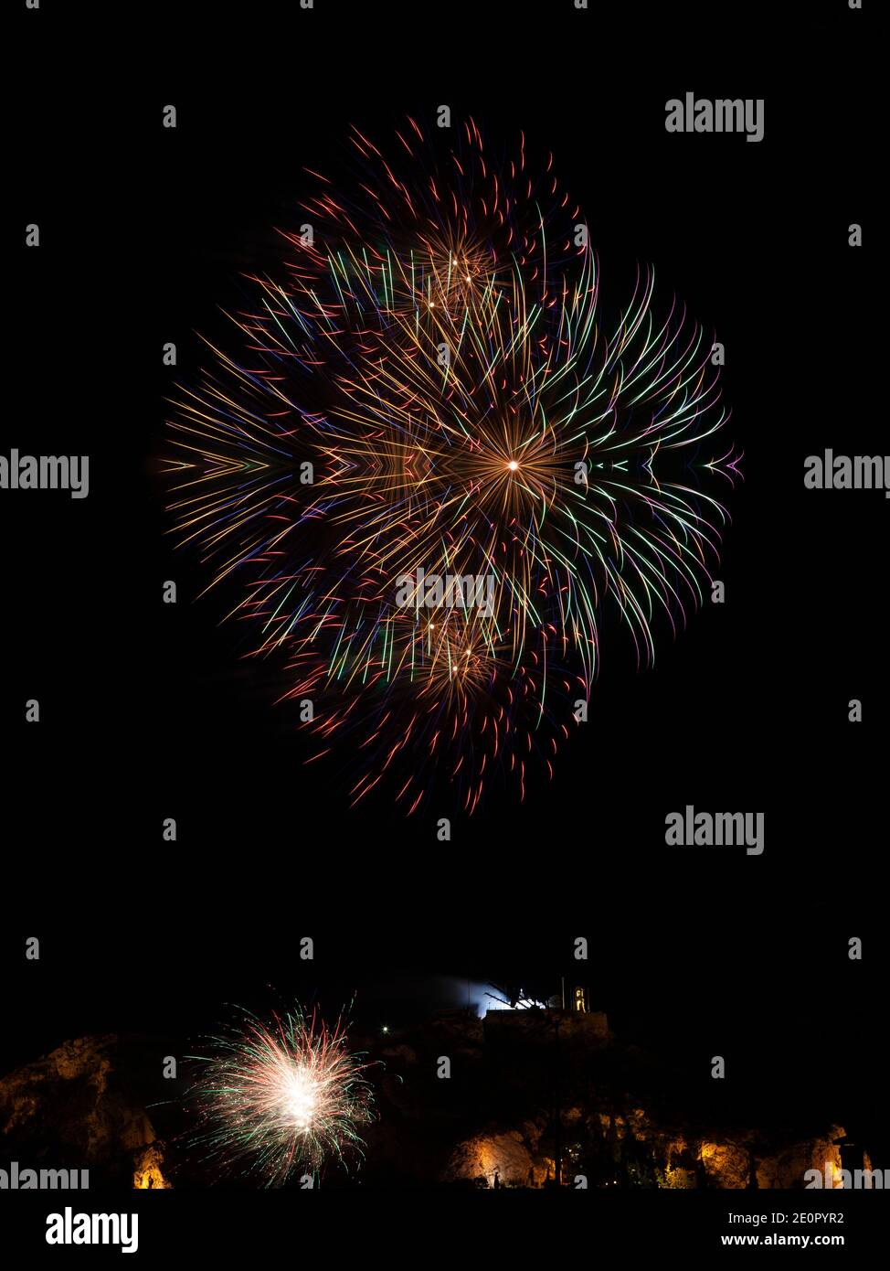 Feux d'artifice au-dessus de la colline Lycabette, dans le centre-ville d'Athènes, en Grèce, pendant les célébrations de la Saint-Sylvestre 2021. Banque D'Images