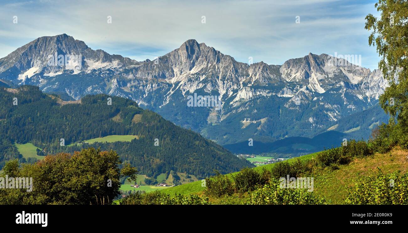 Paysage alpin sur une journée ensoleillée Banque D'Images