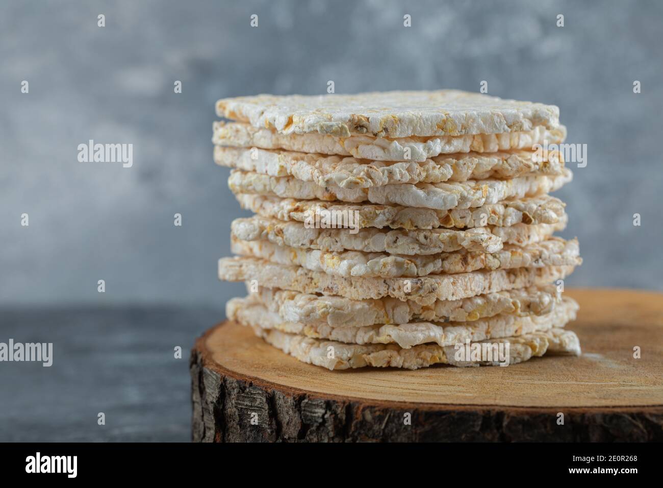 Faire sécher les gâteaux de riz sous la forme d'un carré une pièce en bois Banque D'Images