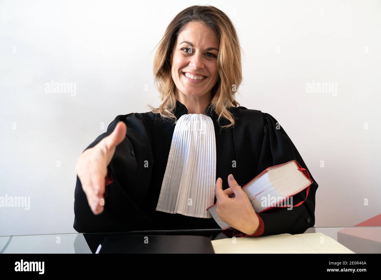 Justice, avocate française, se fait un sourire Banque D'Images