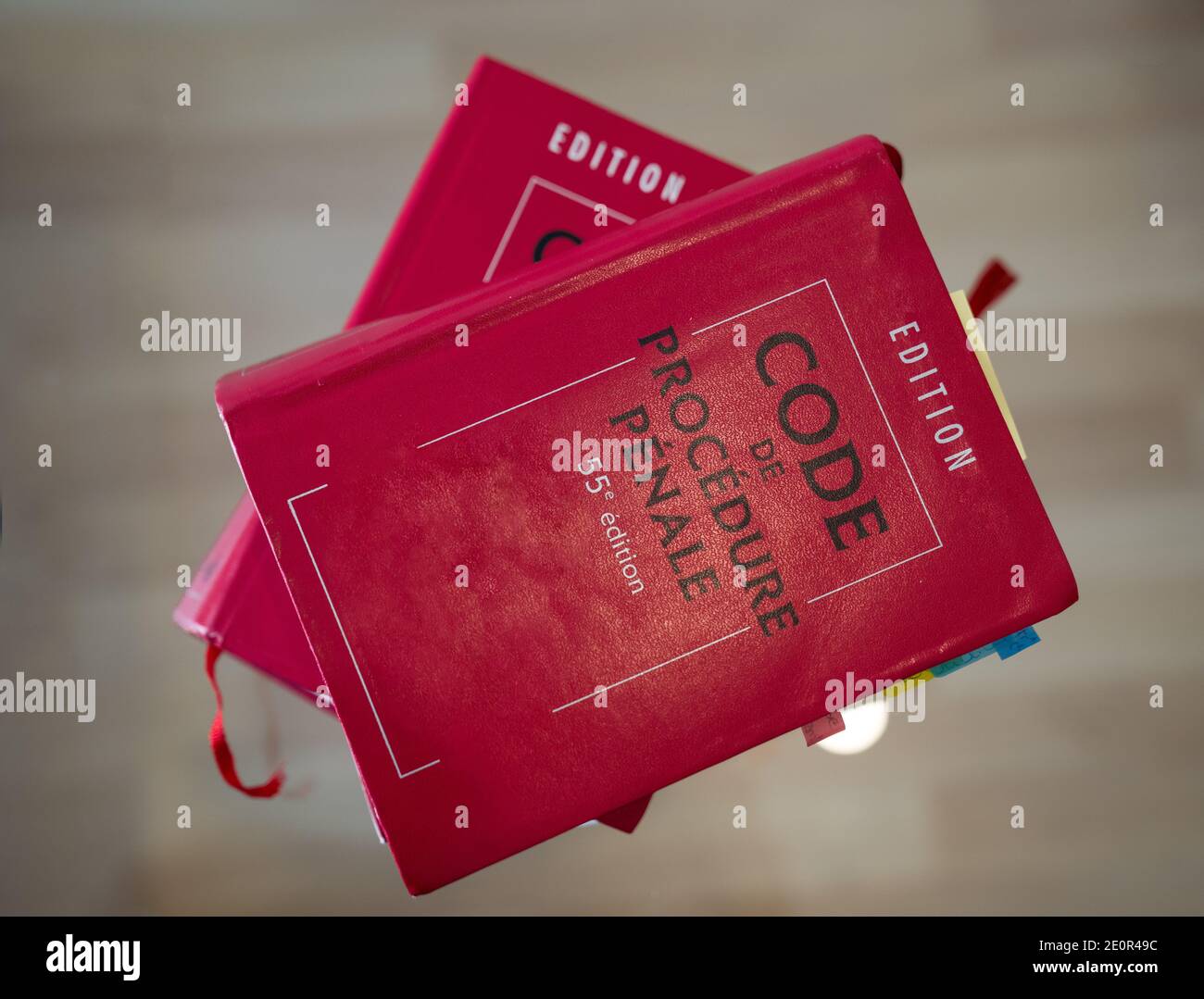 Justice, Code Pénal, Code civil, droit English - livre rouge isolé Banque D'Images