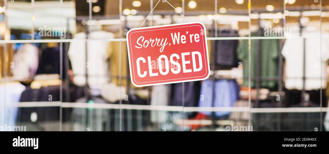 Boutique fermée avec message rouge sur la fenêtre « nous sommes fermés » - conception de bannière Banque D'Images