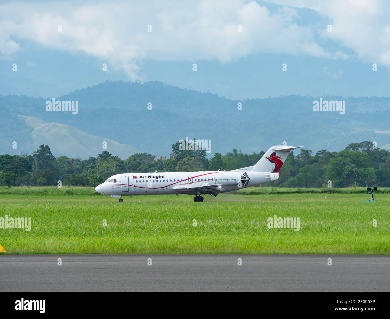 Fokker 70 d'Air Niugini arrivant à l'aéroport de Nadzab à Lae, la capitale de la province de Morobe et la deuxième plus grande ville de Papouasie-Nouvelle-Guinée. L'antenne Banque D'Images